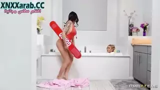 حارسات أمن مثيرات تشارك قضيبًا صناعيًا مزدوجًا