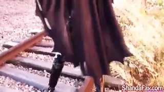 أثداء كبيرة على وشك الهروب من ذلك الفستان الضيق المثير
