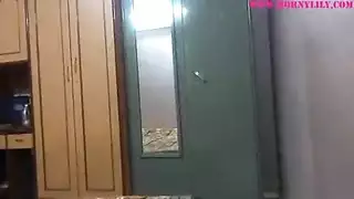 مص دمية سرية تحت طاولة الطعام