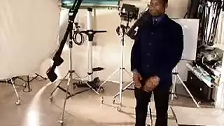نشاط مزدوج قاسي: رجل ولعبة يوسعان فتحاتها