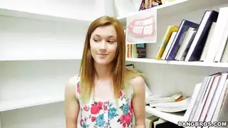 حمامات الشمس كثير الشعر أمين المكتبة