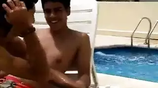 فتيان مراهقون يمارسون الجنس الشرجي في المسبح مشهد إباحي كامل