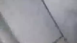 نيك مراهقة في العلن: كس صغير يتعرض للضرب المكثف