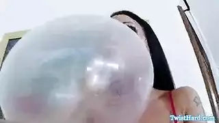 شقراء أسترالية تنزل على القضيب وتئن بصوت عال
