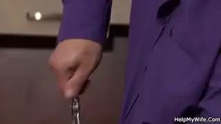 فيديو نساء تعذب رجل وتبول في فمه