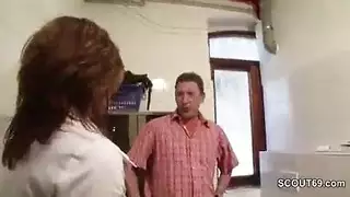منظر مطوّل لشق فرجها الزلق