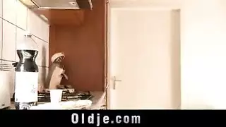 سيدة المنزل تمارس الجنس مع خادمها المُستأجَر
