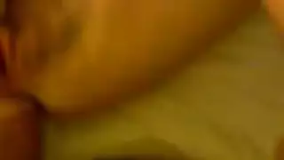 فتاة تقذف على سروالها