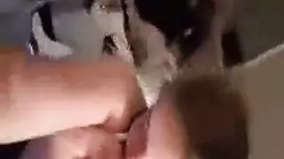 العاهرة كبيرة الثدي أنيسة كيت تركع من أجل نكاح حلق قاسٍ