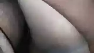 عاهرة متزوجة تدلك كسها حتى تصل للذروة وحدها