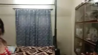 مشهد إباحي هندي: ابن الأخ يضرب فرج عمته المبلل حتى تبلغ الذروة