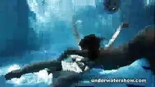 إصدار جديد: رجال موشومون يعرضون قضبانهم في أفلام بورن
