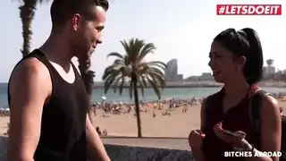 امرأة سمراء تطلب منك أن تضاجعها من الخلف