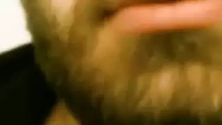 يضع لاخته منوم لتنام ويستمتع بها
