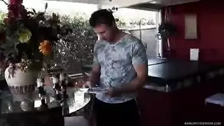 حركة شرجية ومهبلية قاسية مع العاهرة كبيرة الصدر كارتيكا