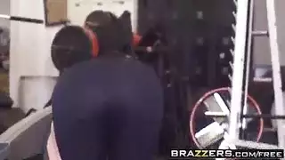 مفلس ميك الأزرق تظاهر في سراويل زرقاء