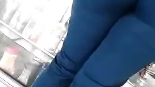 سيدة ممتلئة تفتح فرجها للكاميرا