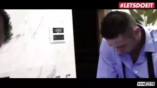 شق صغير يقطر استعدادًا لجلسة لعق عميقة