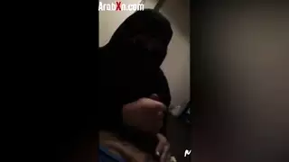 جلسة مص: سعودية محجبة تعمل على قضيب هندي طويل