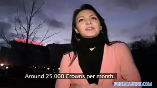 مال مقابل الحشوة: الفتاة السمراء تُملأ بالسائل المنوي