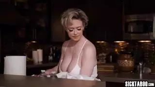 اللعنة مثيرة مع هذا الرجل الذي يمارس الجنس مع والدته بشدة