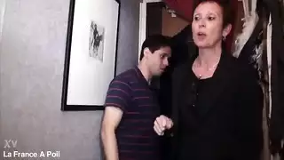 ربة منزل مثيرة تنظف فرجها الرطب بعد جنس عنيف