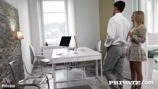 أرجل طويلة تنتشر لعمل شرجي عميق في مؤخرة نجمية