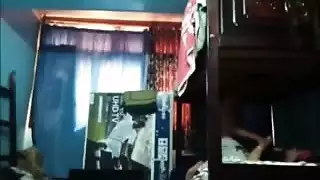 الأخت تتعرض للتفجير في جميع فتحاتها