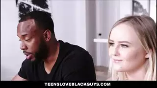 فم شقراء مبلل يلتهم قضيبًا نابضًا