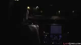 يحاول أن يمتصها بعمق ويدير عينيه