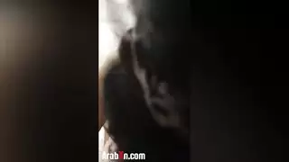 مراهقة عربية صغيرة تعطي مصة قضيب وتأخذ قضيبًا قاسيًا