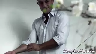 حصلت الكلبة الأوروبية على الحمار أولاً في وضع يشبه الكلب