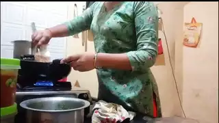 طباخة مثارة تُمارس عليها الجنس بقوة أثناء الطهي