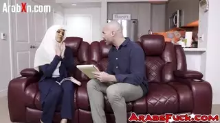 محجبة مثيرة تمارس الجنس مع طبيبها النفسي في جلسة استشارية جامحة