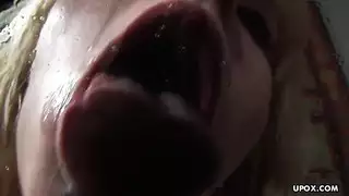 شقراء تفتح ساقيها وتلعب بفرجها