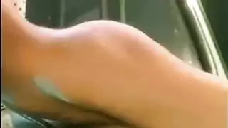 جنس سيارات علني مع عاهرة شقراء تُضرب