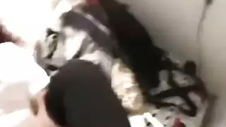 لقطات مسروقة: مراهقات بريئات يحصلن على ملء فتحاتهن