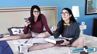 فتاة الشوكولاتة تمارس الجنس المزدوج في خيال جماعي جامح