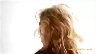 أفلام كعب عالي وجوارب للكبار: فتاتان تمارسان الجنس مع شاب سويدي