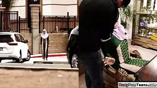 ديوث عربي يحضر نييك
