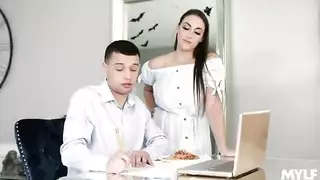 أجبرت على الطاعة: انتقام زوجة الأب إباحي