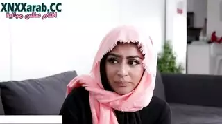فتاة مسلمة تعرض نفسها لحفلة جنس جماعي