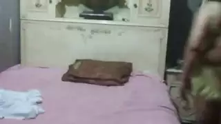 زوجة قاهرية تخون وتتلقى جماعاً مزدوجاً من صديق زوجها