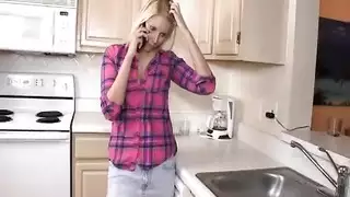 قذف داخل المهبل في الفصل: مراهقة تأخذه بعمق أثناء الحصة