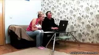فيديو إباحي لشقراء مراهقة والرجل العجوز في جنس شرجي