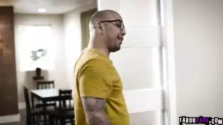 رجل كبير السن عند زبر عشيقها