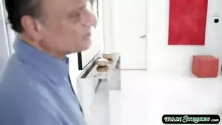 سكس شرجي مكثف: زوجة الأب السمراء تتوسل لعلاقة جنسية قاسية