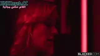 القضيب الأسود الكبير يأخذ النجمية الشقراء في مشهد صريح احترافي
