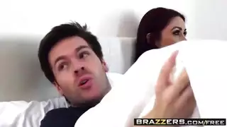 زوج مقيد بينما تُمارس زوجته الجنس مثل نجمات البورنو