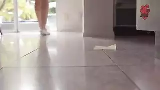 بنت وياك بالغرفه يدخل عليها اخوه